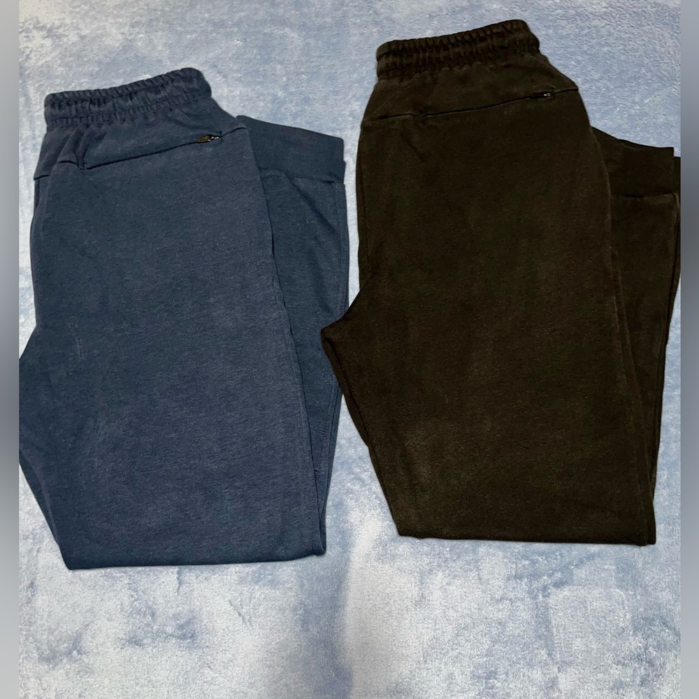 Members Mark Sweatpants (2)
Navy Blue, Black
Size Men’s Small
EUC